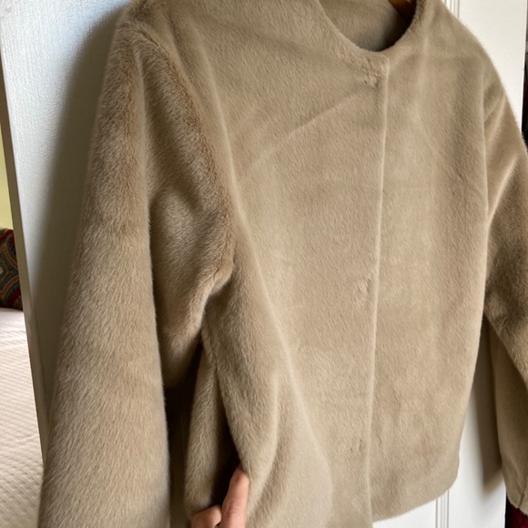 BNT  Uniqlo beige smooth yarn fleece fur collarless jacket XXS / XS - Picture 2 of 4